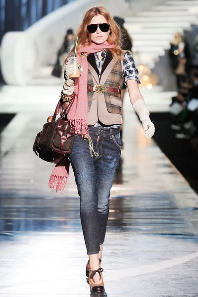 Look 16